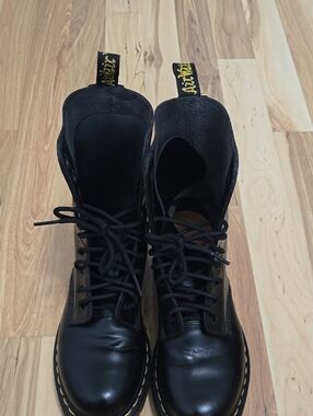 Dr. Martens 1460 Black Smooth Leather 8-Eye Boots  Style 11822   Women 7/Men 6
